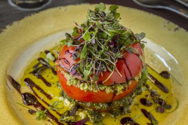 Taze domates Kulesi zeytin Tapenade ile