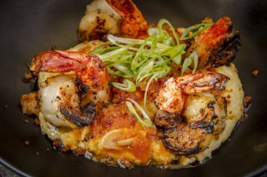 Taze karides ve kremalı mısır ezmesi