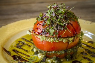 Taze domates Kulesi zeytin Tapenade ile