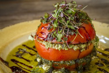 Taze domates Kulesi zeytin Tapenade ile