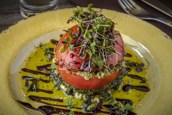 Taze domates Kulesi zeytin Tapenade ile