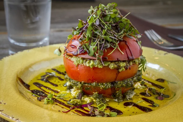 Taze domates Kulesi zeytin Tapenade ile