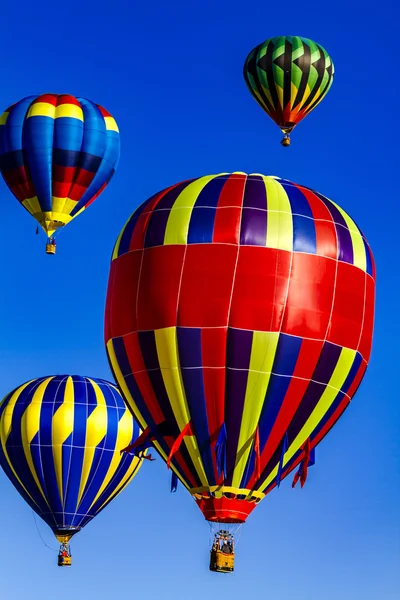 Βραχώδες βουνό Φεστιβάλ αερόστατο ζεστού αέρα — Φωτογραφία Αρχείου