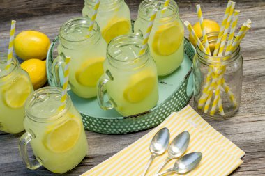 Mason taze sıkılmış limonata kavanozlar