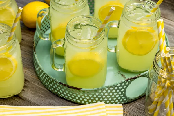 Limonada espremida fresca em frascos Mason — Fotografia de Stock