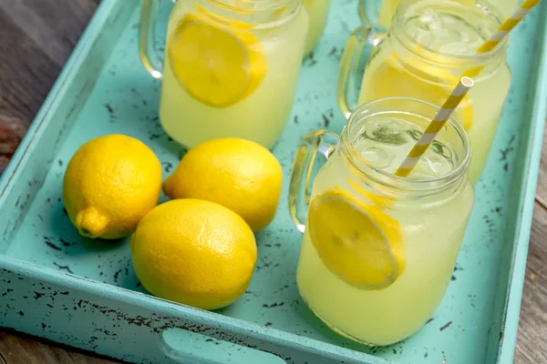 Färska färskpressad saft i Mason burkar — Stockfoto