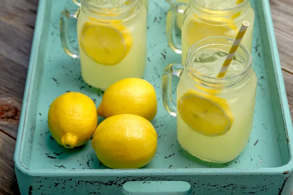 Свежевыжатый лимонад в банках Мейсон — стоковое фото