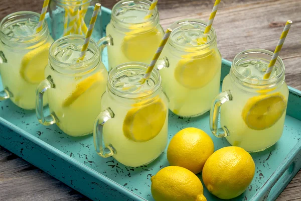 Свежевыжатый лимонад в банках Мейсон — стоковое фото