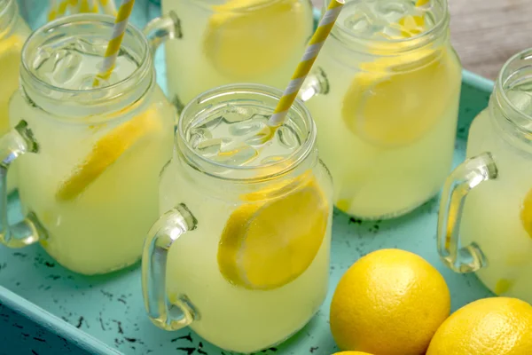 Frisch gepresste Limonade in Einmachgläsern — Stockfoto