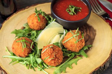 Fried Risotto topları meze sos ile