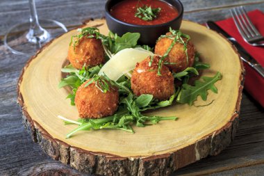 Fried Risotto topları meze sos ile