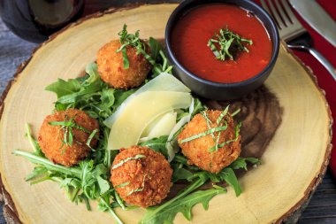 Fried Risotto topları meze sos ile