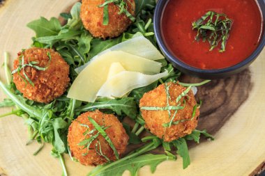 Fried Risotto topları meze sos ile