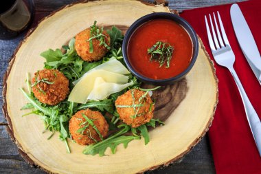 Fried Risotto topları meze sos ile