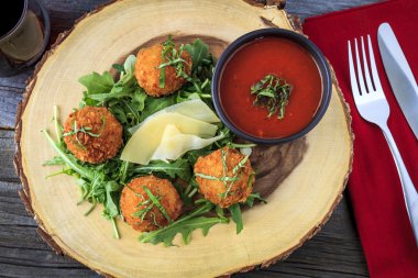 Fried Risotto topları meze sos ile