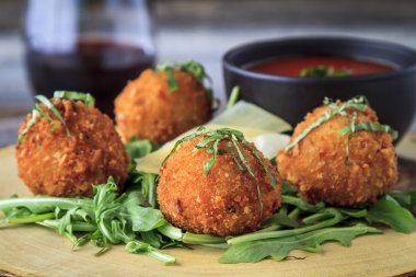 Fried Risotto topları meze sos ile