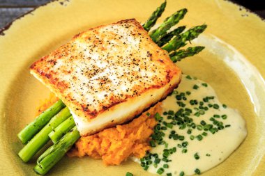 Pisi balığı fileto kuşkonmaz ve tatlı patates ile