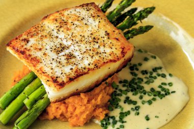 Pisi balığı fileto kuşkonmaz ve tatlı patates ile