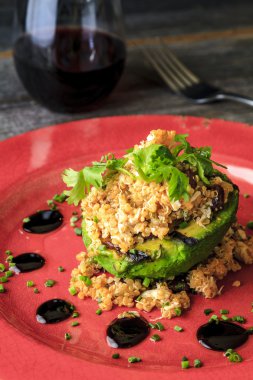 Quinoa, yengeç ve siyah fasulye ile doldurulmuş avokado