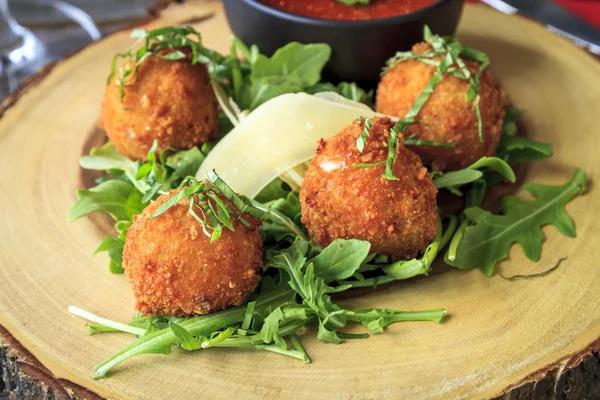 Apéritif de boules de risotto frites avec sauce — Photo