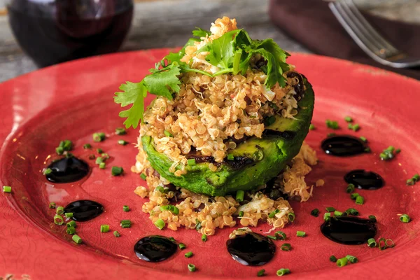 Avocat farci au quinoa, crabe et haricots noirs — Photo