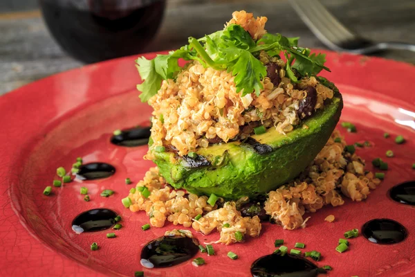 Avocat farci au quinoa, crabe et haricots noirs — Photo