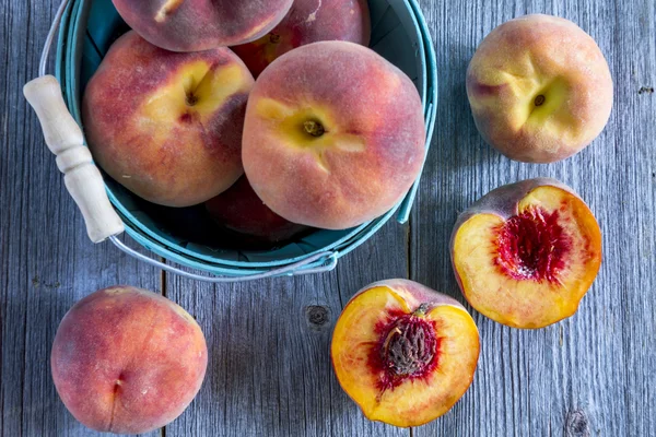 Fresh organic yellow peaches and peach salsa — Stock Photo, Image