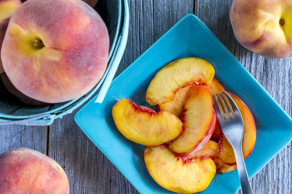 Fresh organic yellow peaches and peach salsa — Stock Photo, Image