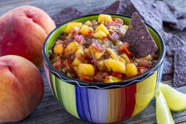 Taze organik sarı şeftali ve şeftali salsa