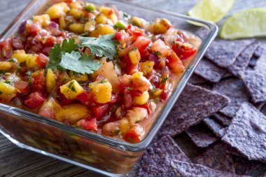 Taze organik sarı şeftali ve şeftali salsa