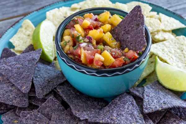 Pêssegos amarelos orgânicos frescos e salsa de pêssego — Fotografia de Stock