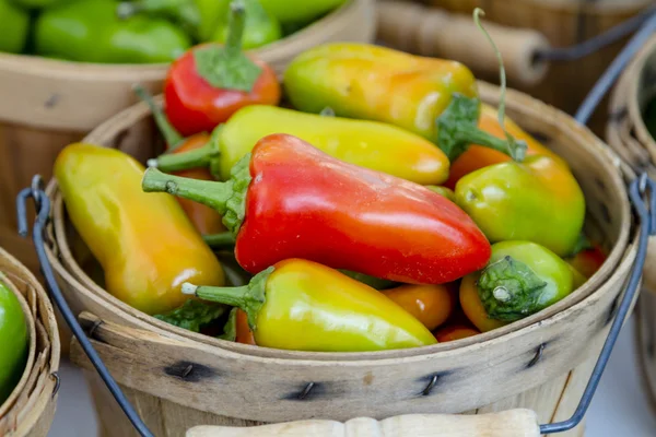 Los agricultores comercializan frutas y hortalizas — Foto de Stock