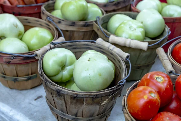 Los agricultores comercializan frutas y hortalizas — Foto de Stock