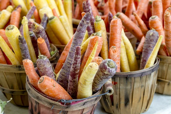 Los agricultores comercializan frutas y hortalizas — Foto de Stock