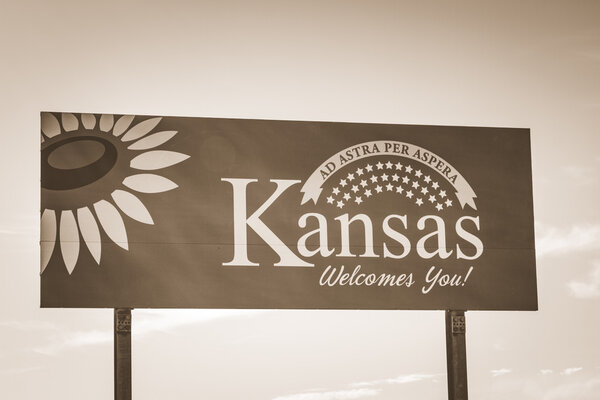 Добро пожаловать в знак Канзасского шоссе
