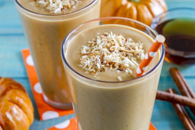 Kabak Hindistan cevizi güler yüzlü içecekler