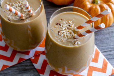 Kabak Hindistan cevizi güler yüzlü içecekler