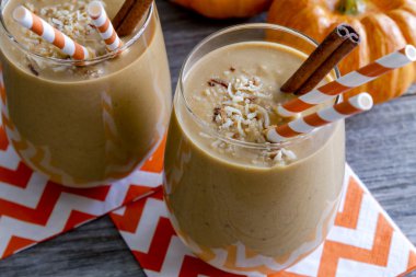 Kabak Hindistan cevizi güler yüzlü içecekler