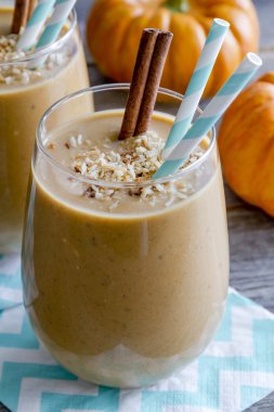 Kabak Hindistan cevizi güler yüzlü içecekler