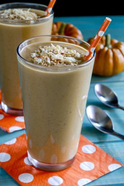 Kabak Hindistan cevizi güler yüzlü içecekler