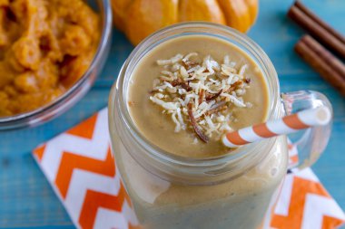 Kabak Hindistan cevizi güler yüzlü içecekler