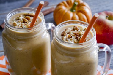 Kabak Hindistan cevizi güler yüzlü içecekler