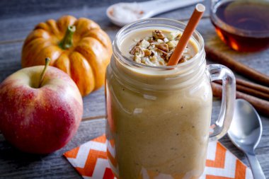 Kabak Hindistan cevizi güler yüzlü içecekler