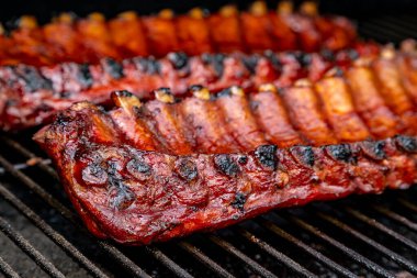 Izgara tabağında oturmuş barbekü soslu iki dilim bbq pirzolası kapat.