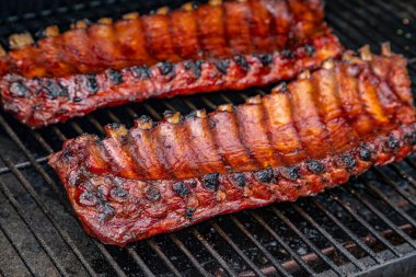 Izgara tabağında pişen barbekü soslu iki raf bbq pirzolası kapat.