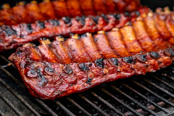 Close Von Racks Von Bbq Ribs Mit Barbecue Sauce Sitzt — Stockfoto