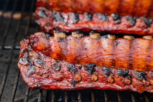 Vista Lateral Cercana Losas Costillas Barbacoa Con Salsa Barbacoa Cocinando — Foto de Stock