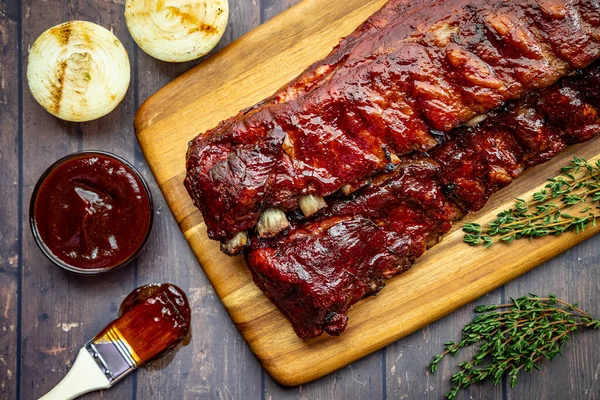 Losas Costillas Sentadas Una Tabla Cortar Madera Rectangular Con Cebolla — Foto de Stock