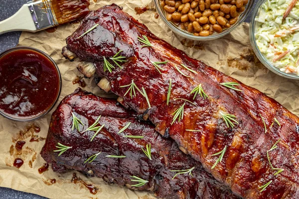 Primer Plano Bastidores Costillas Sentados Sobre Papel Marrón Con Pincel — Foto de Stock