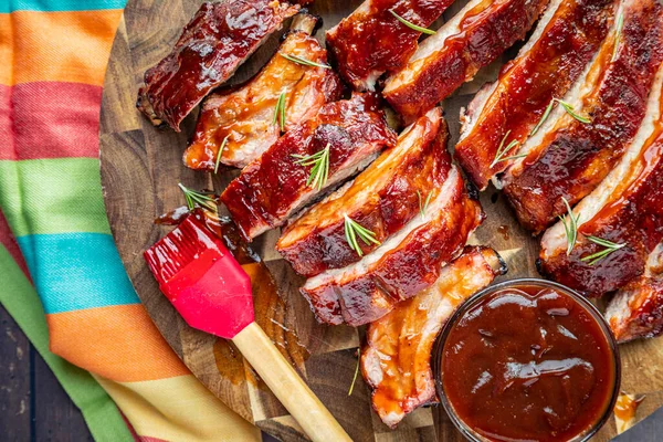 Close Barbeque Ribs Sliced Arranged Wooden Cutting Board Bowl Sauce — Stock Photo, Image